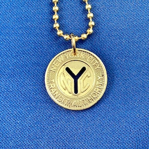 Collar con colgante de ficha del metro de Nueva York, 1970-1980, corte en Y grande, Nueva York, latón dorado pulido