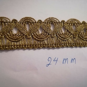 Packung mit 9,5 Metern antiken Besätzen in altgoldener Farbe. Breite 24 mm.