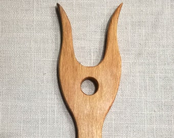 Lucet in legno per realizzare cordoni.