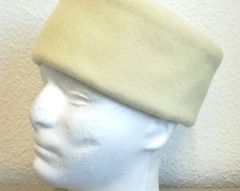 Medieval cap crafted in white wool fabric for medieval reenactment.