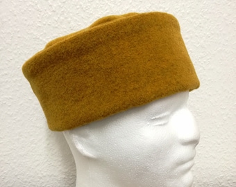 Cap crafted in mustard wool fabric for medieval reenactment.