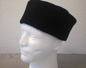 Cap crafted in navy blue wool fabric for medieval reenactment.