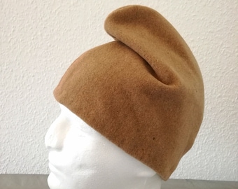 Phrygische Mütze ohne Rand, aus kamelfarbenem Wollstoff. In verschiedenen Größen erhältlich.