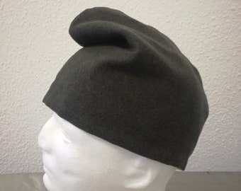 Phrygische Mütze ohne Rand aus grauem Wollstoff.