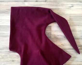 Long tale hood made of wine wool fabric and lined in white linen fabric, for medieval re-enactment
