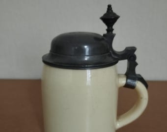 Tonkrug mit Zinndeckel, vom Antiquitätenhändler.