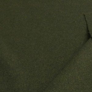 Tissu en laine de type Loden de couleur vert olive.