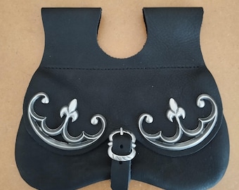 Bolsa de cuero en color negro, para recreación histórica del siglo XV.