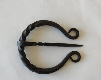 Handgeschmiedete mittelalterliche Fibel für historische Nachstellungen.