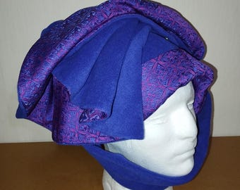 Bottoned hood made of royal blue wool fabric and  lined in blue and fuchsia brocade, for medieval re-enactment