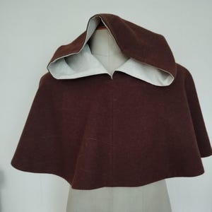 Hood made of brown wool fabric, lined in raw linen for medieval re-enactment