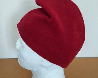 Phrygische Mütze aus bordeauxrotem Wollstoff. Erhältlich in verschiedenen Größen.