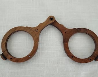 Lunettes médiévales en bois, pour reconstitution historique.