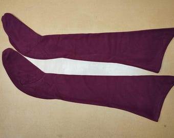 Calzas confeccionadas en lana color vino, para recreación histórica del siglo XIII. Disponibles en varias tallas.