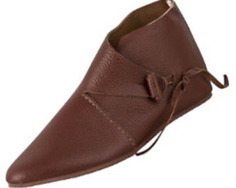 Calzado medieval de piel color marrón. Tallas disponibles desde la 36 a la 47.