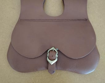 Bolsa de cuero natural para recreación histórica del siglo XV.