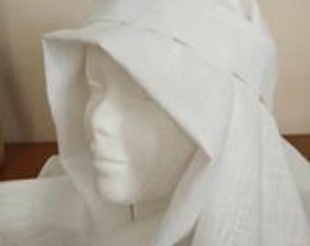Veil and bands made of linen for historical re-enactment. Measurements: 70 x 90 cm.