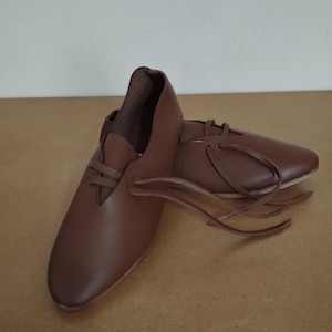 Medieval brown leather footwear. Sizes available: from 35 to 47, in brown color.