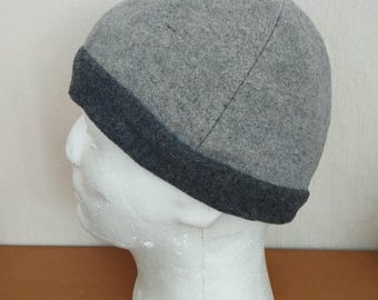 Four-panel hat made of grey wool fabric, ornamented with a wool band. Head circumference 59 cm.