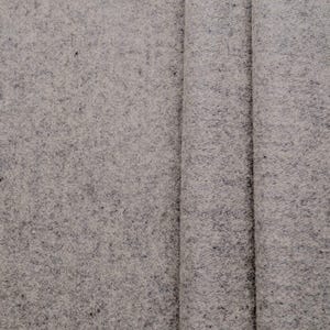 Drap de laine gris clair avec cachemire.