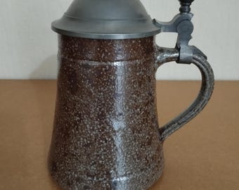 Tonkrug mit Zinndeckel, von einem Antiquitätenhändler.