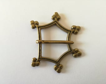 Hebilla de latón para recreación histórica.