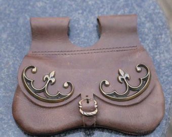 Bolsa de cuero natural para el siglo XV con aplicaciones de latón.