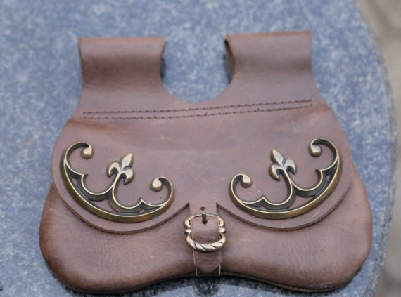 Bolsa de cuero natural para el siglo XV con aplicaciones de latón.