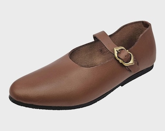 Zapatos medievales tardíos de piel. Tallas disponibles desde la 36 a la 42 en color marrón.