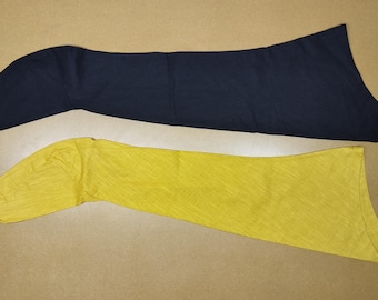 Calzas bicolor masculinas confeccionadas en lino mostaza y negro, para recreación histórica de la Edad Media.