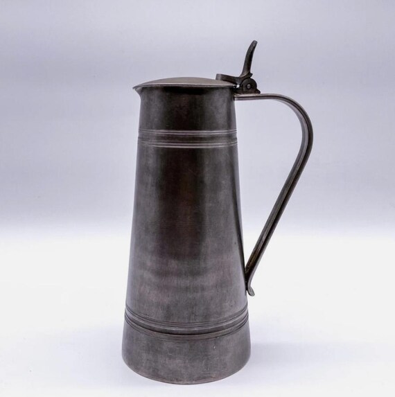 骨董品商から購入した、どんぐり形の蓋が付いたピューター製の 骨董品商から購入した、どんぐり形の蓋が付いたピューター製の