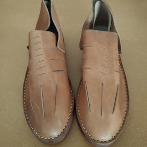 Gesneden schoenen, 16e eeuw. Verkrijgbaar in maten 38 tot en met 45, in natuurlijke kleur.