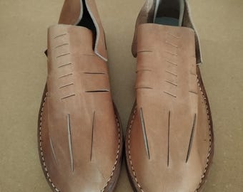 Schlitzschuhe, 16. Jahrhundert. Erhältlich in den Größen 38 bis 45, in Naturfarbe.