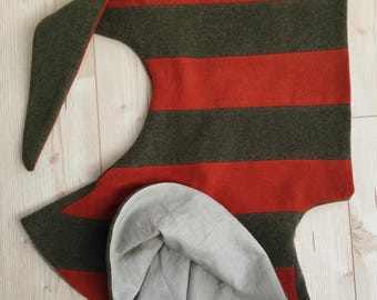 Hood made of green and orange wool fabric, for medieval re-enactment.