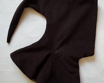 Hood made of dark brown wool fabric, lined in green linen fabric, for medieval re-enactment.