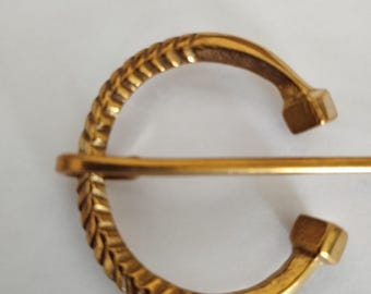 Mittelalterliche Fibel aus Messing, für historische Nachstellungen.