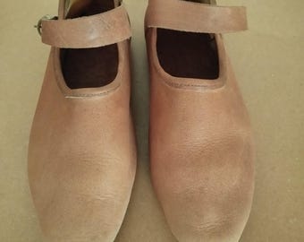 GEBRAUCHT: Spätmittelalterliche Lederschuhe. Größe 39, Naturfarbe.