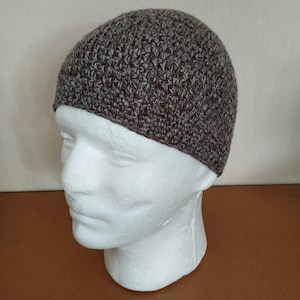 Hand-knit cap. Head circumference 59 cm.