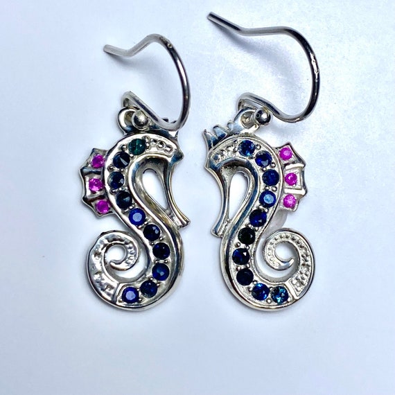 ORECCHINI IN ORO ROSA, 18K, PENDENTI, CON PERLE BIANCHE E CRISTALLI BLU, 3 CM