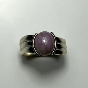 Anillo unisex de Hackmanita rosa natural fluorescente de 2,4 ct en plata de ley 925, platino, oro de 9 ct, 14 ct, 18 ct y 14 k, blanco, amarillo, rosa y rojo.