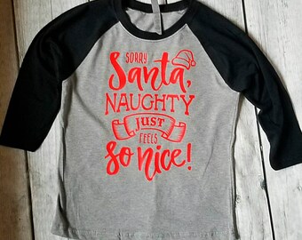 Sorry Santa Naughty Feels so schön, Kinder Weihnachten, Raglan, Jugend Weihnachten Raglan, Kinder Weihnachtsshirt, Weihnachtsmannshirt, Weihnachtskleidung