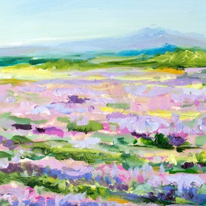 Op de afbeelding: Een schilderij van een veld met paarse bloemen met een bergketen op de achtergrond. De lucht is blauw en het veld is groen.