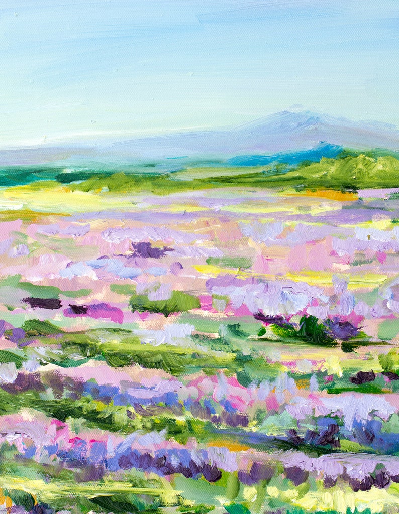 Op de afbeelding: Een schilderij van een veld met paarse bloemen met een bergketen op de achtergrond. De lucht is blauw en het veld is groen.