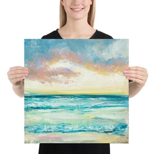 Puede incluir: Una pintura de un paisaje mar&iacute;timo con un oc&eacute;ano azul y verde y un cielo nublado con tonos rosados y amarillos. El horizonte es visible en la distancia.