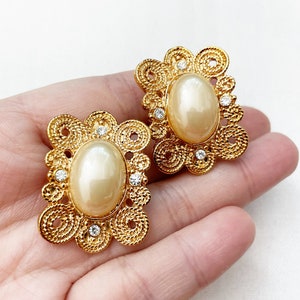 Vintage Gold Tone Filigree Oval Faux Pearl Cabochon Clip Earrings