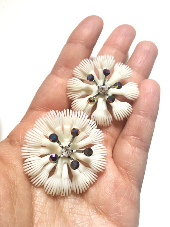 Boucles D'Oreille Clip Vintage En Forme De Fleur Avec Strass - Anciennes, Manque 1 Strass