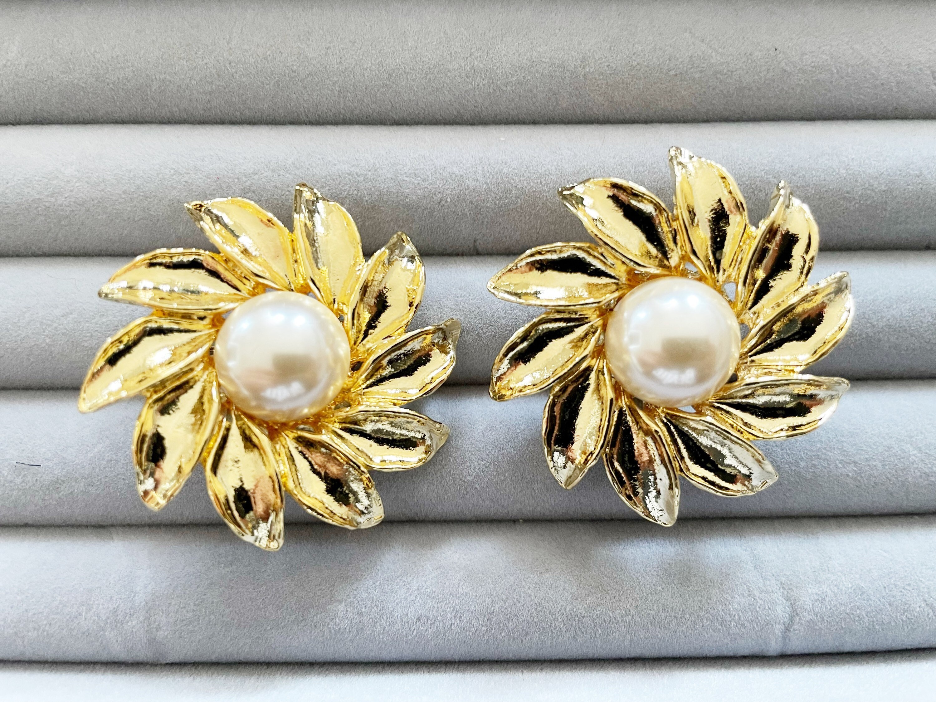 Boucles D'Oreilles Clips Vintage Fleur Relief Jaune Perle Blanche - Parfait État