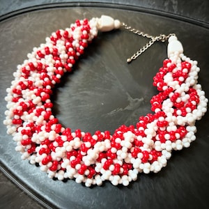 Collana vintage con perline intrecciate multifilo rosse e bianche