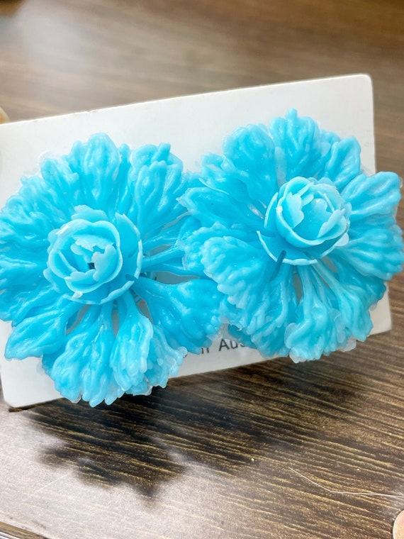 Boucle D'oreille à Clips Vintage - Petite Fleur En Plastique Bleu Clair - Neuf Sans Emballage