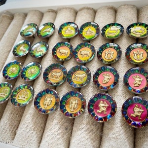 Pendientes de tuerca de cuentas de cristal de huecograbado alemán vintage Signos de astrología Horóscopo Langosta Nuevo Stock antiguo